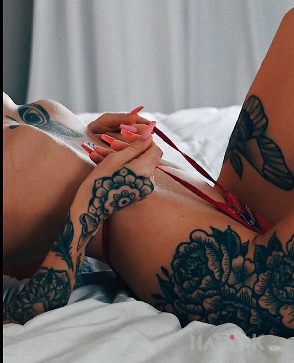Tattoo Strzal z majtek in sexy motif and graphic / illustrative style on the hip