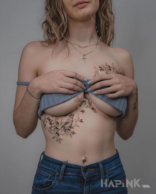 Tattoo Gniazdo ptakow w ciekawym miesjcu in black and gray motif and realistic style on the ribs