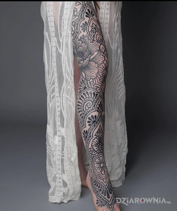 Tatuaż noga cała w obrysowanych dziarach w motywie mandale i stylu kontury / linework na nodze