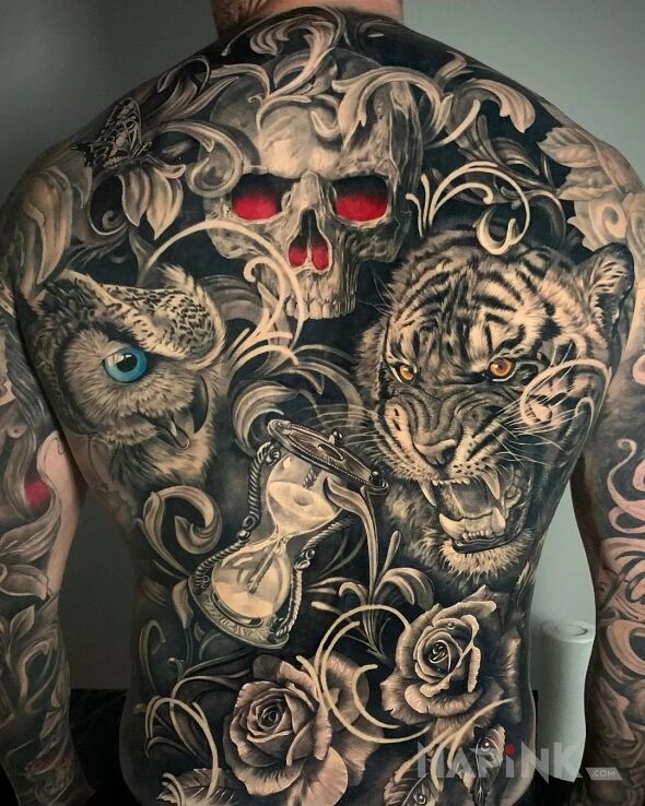 Tattoo Kolarz popularnych motywów in animals motif and realistic style on the shoulder blades