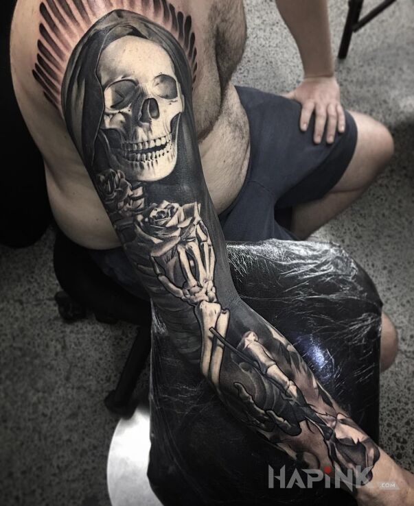 Tattoo Śmierć - rękaw in characters motif and realistic style on the upper arm