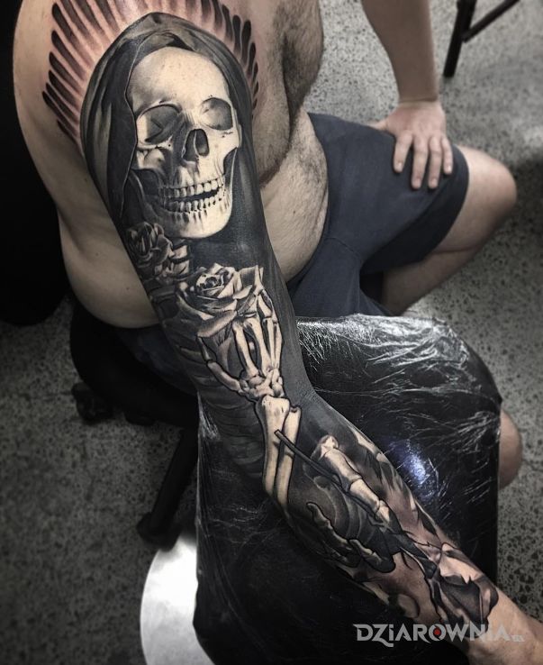 Tatuaż śmierć - rękaw w motywie 3D i stylu realistyczne na przedramieniu
