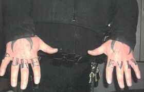 Amerykański policjant usunięty ze służby przez tatuaż