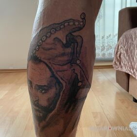 Tatuaż Błazen Jana Matejki na łydce motyw: twarze styl: realistyczne