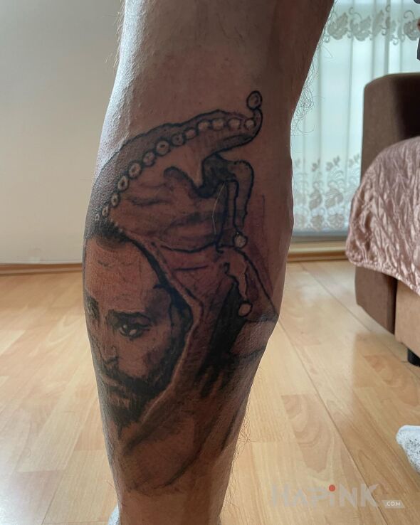 Tattoo Błazen Jana Matejki in black and gray motif and realistic style on the leg