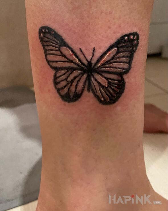 Tattoo Motyl in butterflies motif and graphic / illustrative style on the leg
