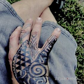 Tatuaż Kompozycja na dłoni motyw: pozostałe styl: blackwork / blackout