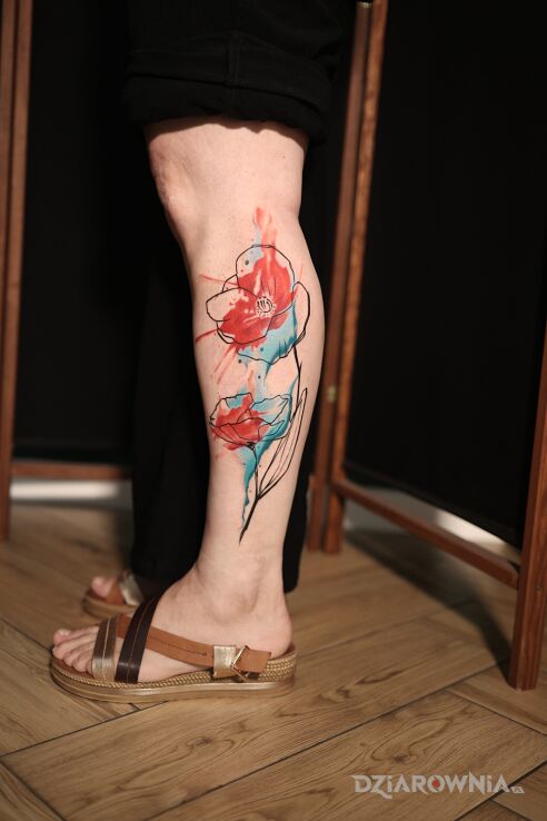 Tatuaż akwarelowy mak w motywie kolorowe i stylu watercolor na łydce