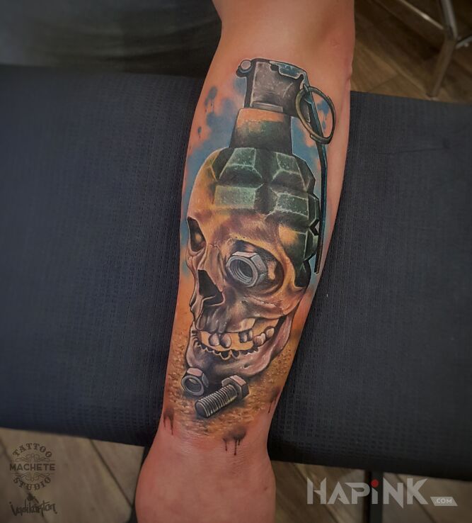 Tattoo Granat wbijający się w czaszkę in skulls motif and realistic style On the arm