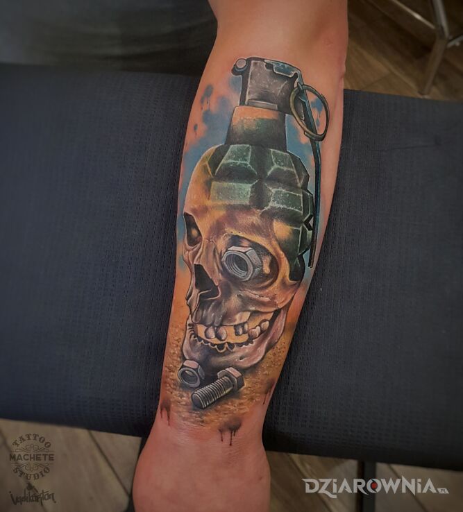 Tatuaż granat wbijający się w czaszkę w motywie czaszki i stylu realistyczne na ręce
