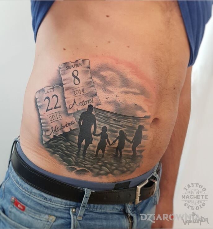 Tatuaż rodzina na morzu w motywie napisy i stylu realistyczne na brzuchu