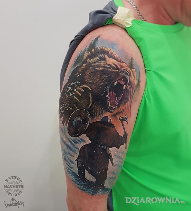 Tatuaż сzłowiek walczący z niedźwiedziem w motywie natura i stylu realistyczne na bicepsie