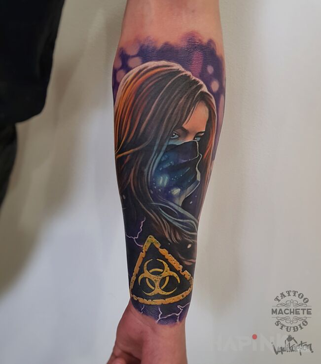 Tattoo Dziewczyna z zasłoniętą twarzą in colorful motif and realistic style on the forearm