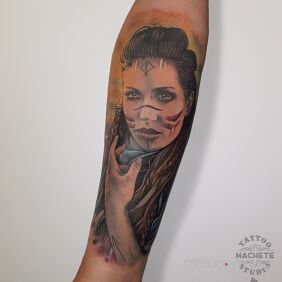 Tatuaż Indyjska dziewczynka z warkoczami we włosach na ręce motyw: twarze styl: realistyczne