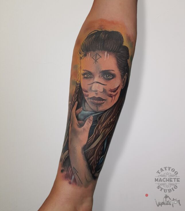 Tattoo Indyjska dziewczynka z warkoczami we włosach in Indian motif and realistic style On the arm
