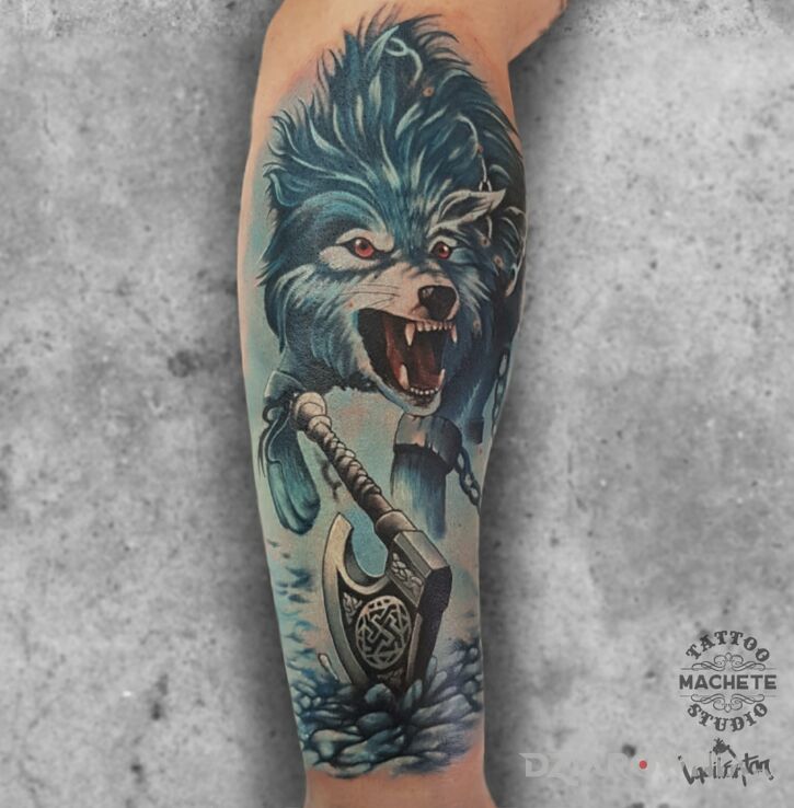 Tatuaż wilk w łańcuchach w motywie natura i stylu realistyczne na ręce
