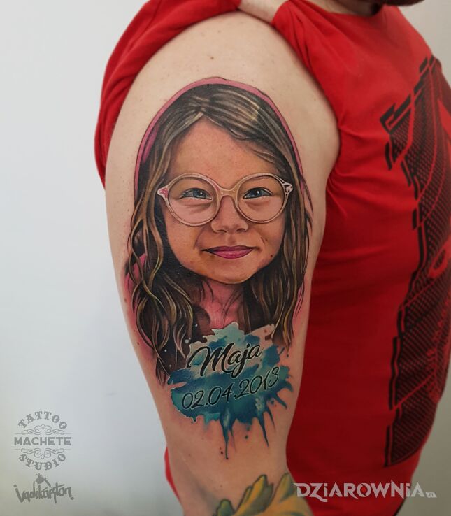 Tatuaż mała dziewczynka w okularach w motywie twarze i stylu realistyczne na bicepsie