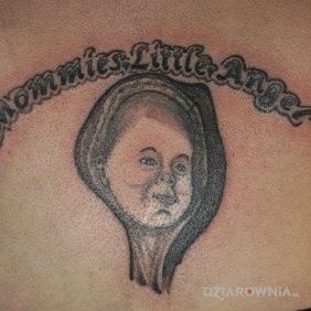Tatuaż Synek mamusi na plecach motyw: twarze