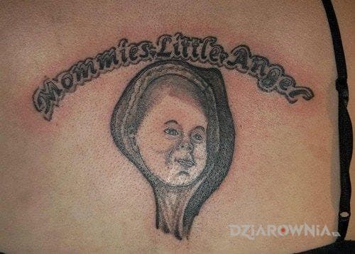 Tatuaż synek mamusi w motywie twarze na plecach