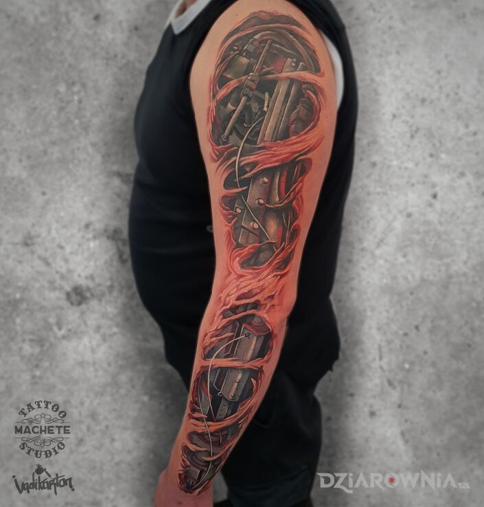 Tatuaż biomechaniczna ręka w motywie cover up i stylu realistyczne na ręce