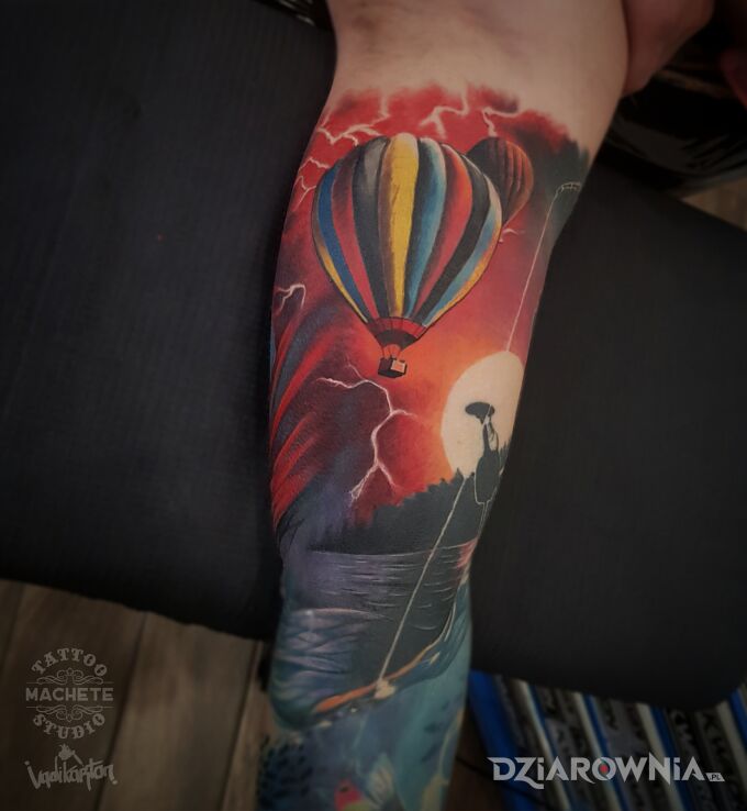Tatuaż balonik leci w kierunku słońca w motywie kolorowe i stylu realistyczne na ręce