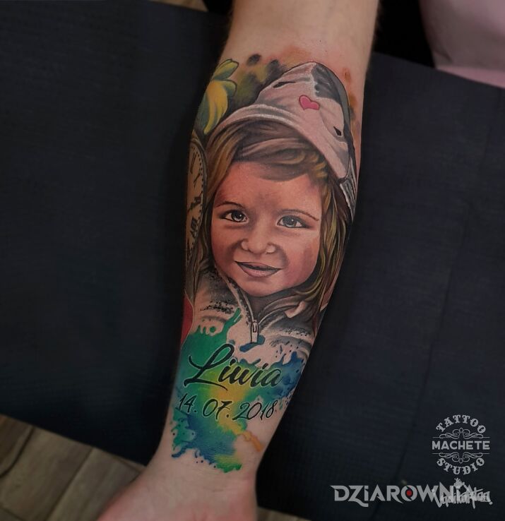 Tatuaż portret małej dziewczynki w motywie napisy i stylu realistyczne na ręce