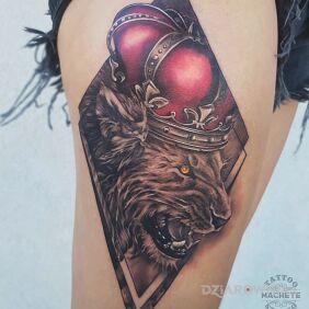 Tatuaż Król Lew (The Lion King) na nodze motyw: zwierzęta styl: realistyczne