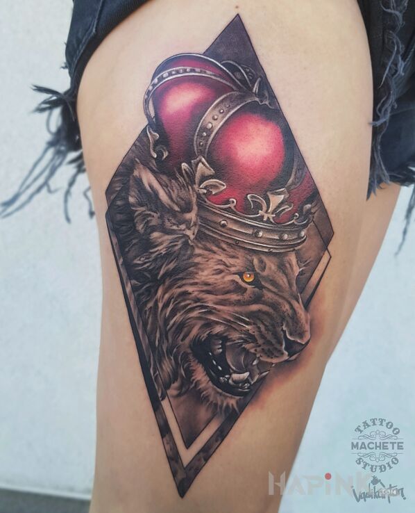 Tattoo Król Lew (The Lion King) in animals motif and realistic style on the leg