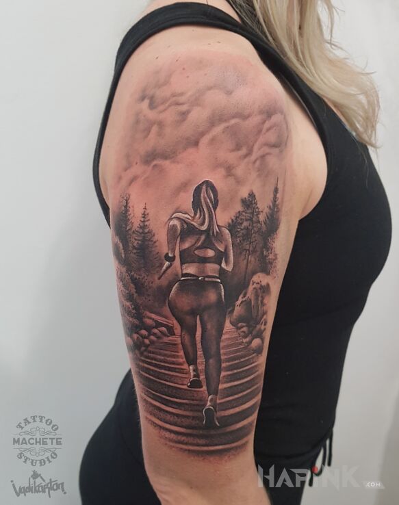 Tattoo Kobieta uprawia sporty in characters motif and realistic style on the upper arm