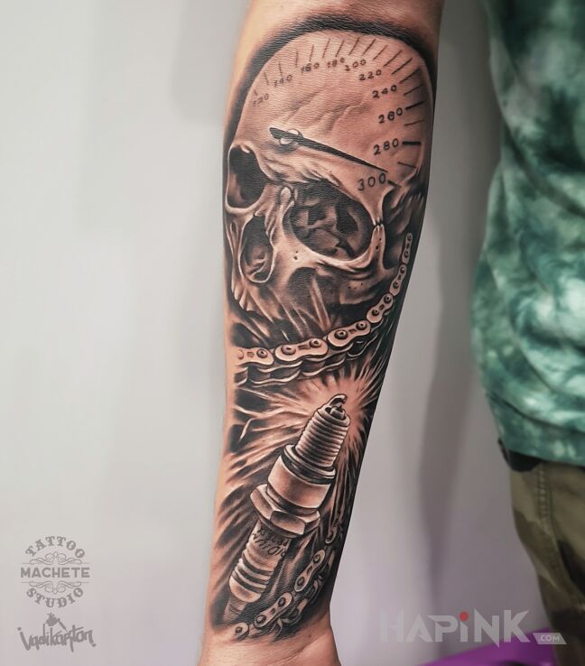 Tattoo Żelazny łańcuch owinięty wokół jego czaszki in black and gray motif and realistic style on the forearm