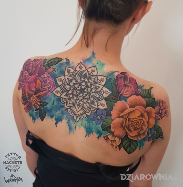 Tatuaż mandala jest zasypana kwiatami w motywie mandale i stylu realistyczne na plecach