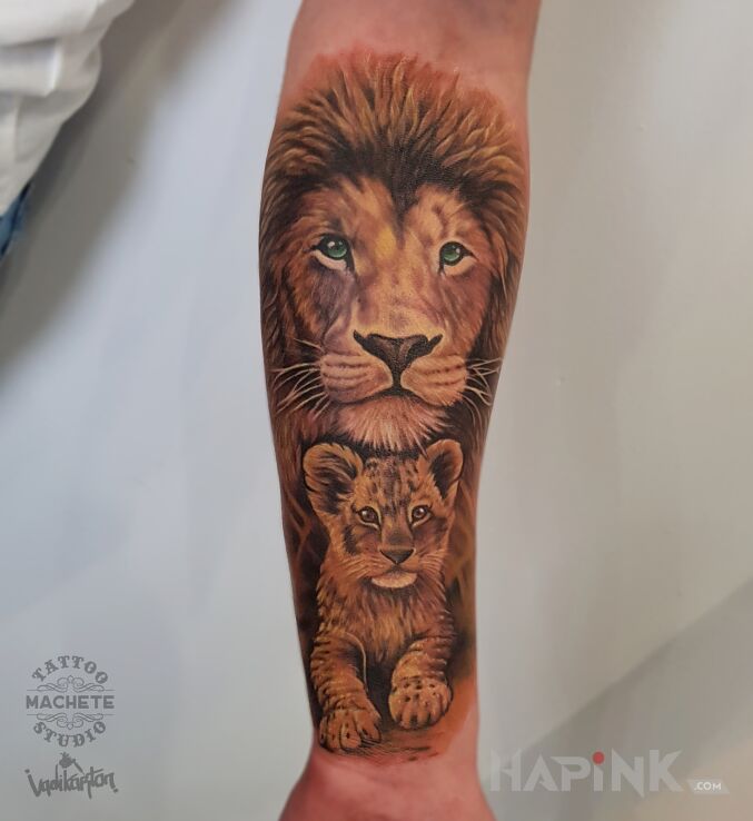 Tattoo Król Lew i jego lwie dziecko in colorful motif and realistic style on the forearm
