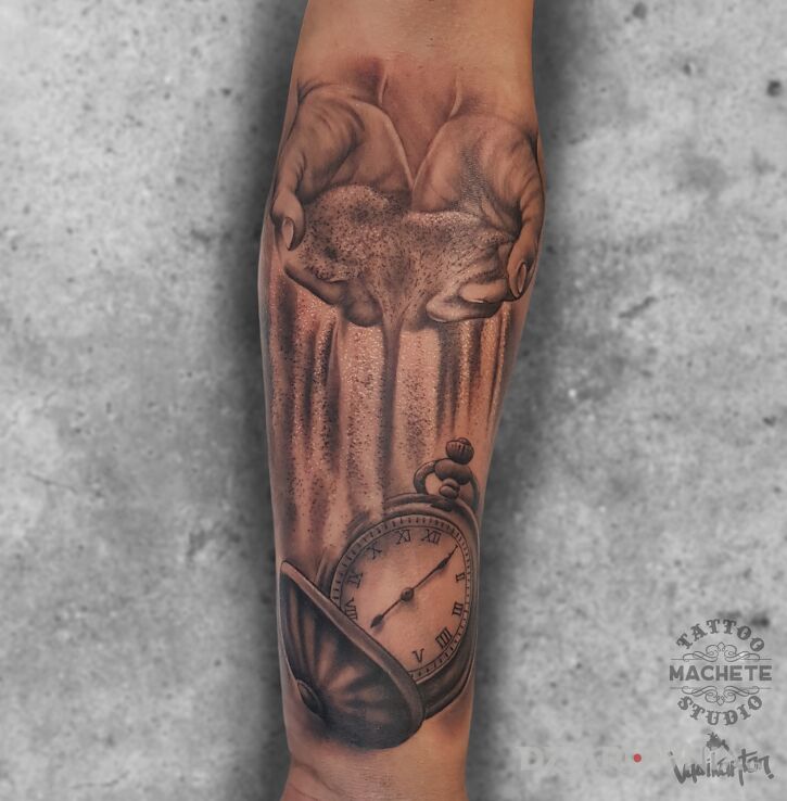 Tatuaż czas ucieka z rąk człowieka w motywie czarno-szare i stylu realistyczne na ręce