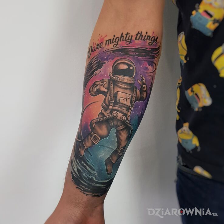 Tatuaż astronauta w otwartej przestrzeni kosmicznej w motywie kosmos i stylu realistyczne na ręce