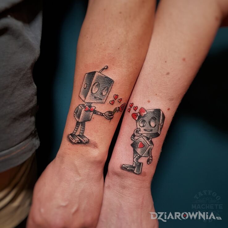Tatuaż robot zakochany w czerwonym sercu w motywie kolorowe i stylu realistyczne na nadgarstku