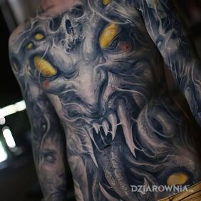 Tatuaż Diabelska gęba na brzuchu motyw: czarno-szare styl: organika