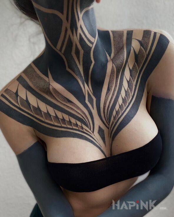Tattoo Czarno i kropkowo in other motif and dotwork style on the collarbone