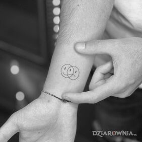 Tatuaż Uśmiechnięta i smutna zarazem na ręce motyw: pozostałe styl: minimalistyczne