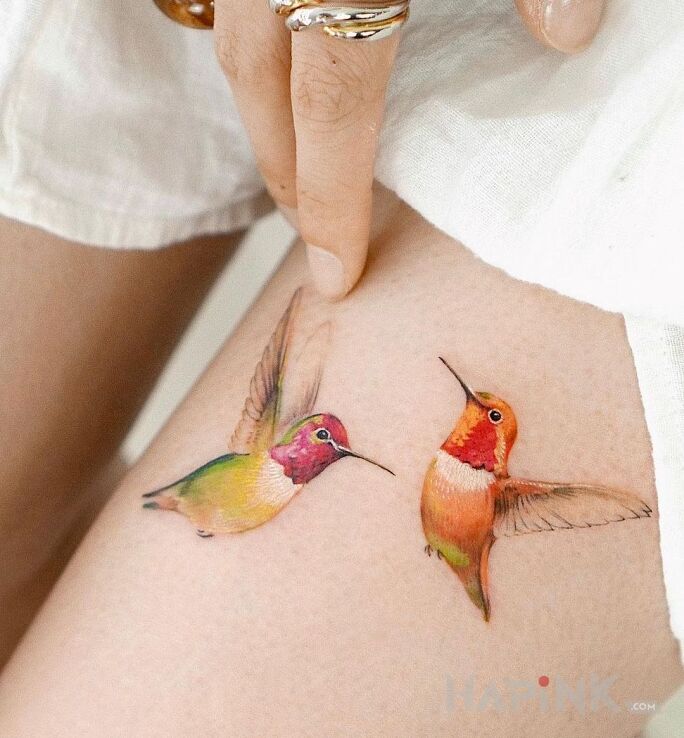 Tattoo 2 koliberki in animals motif and realistic style on the thigh