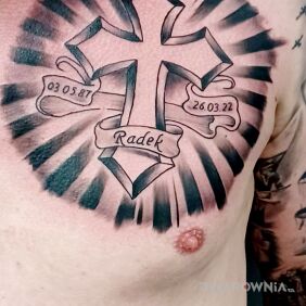 Tatuaż Krzyż na klatce motyw: czarno-szare styl: graficzne / ilustracyjne
