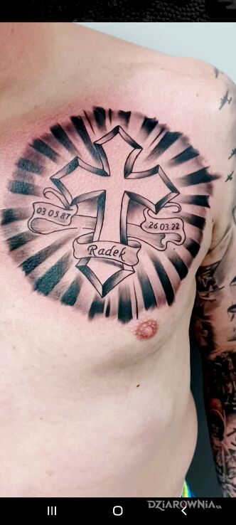 Tatuaż krzyż w motywie religijne na piersiach