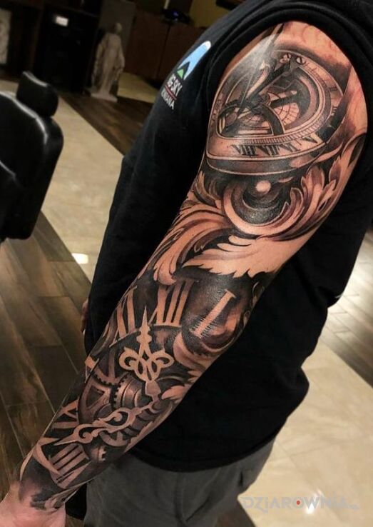 Tatuaż ręka z czasem w motywie czarno-szare i stylu realistyczne na ramieniu