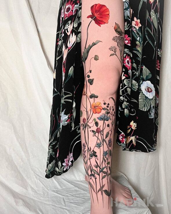Tattoo Noga w polne kwiaty in flowers motif and realistic style on the tibia