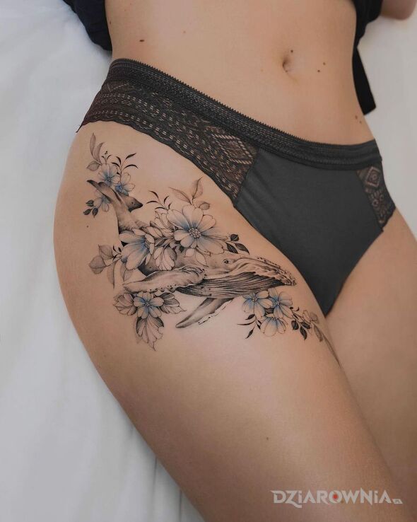 Tatuaż waleń płynący przez kwiaty w motywie kwiaty i stylu graficzne / ilustracyjne na udzie
