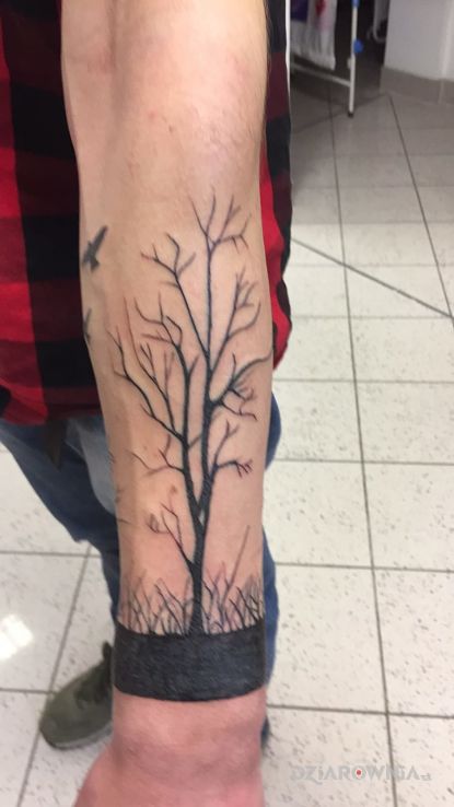 Tatuaż las w motywie rękawy na przedramieniu