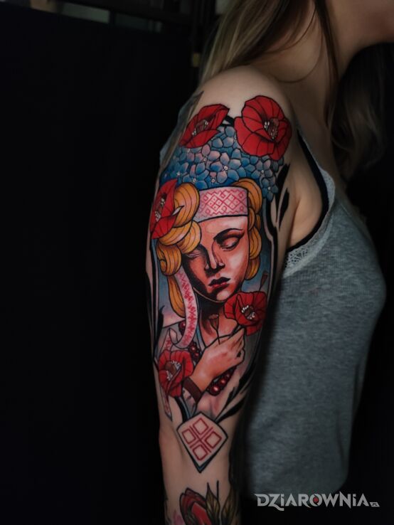 Tatuaż mokosz bogini słowiańska w motywie florystyczne i stylu oldschool na ramieniu