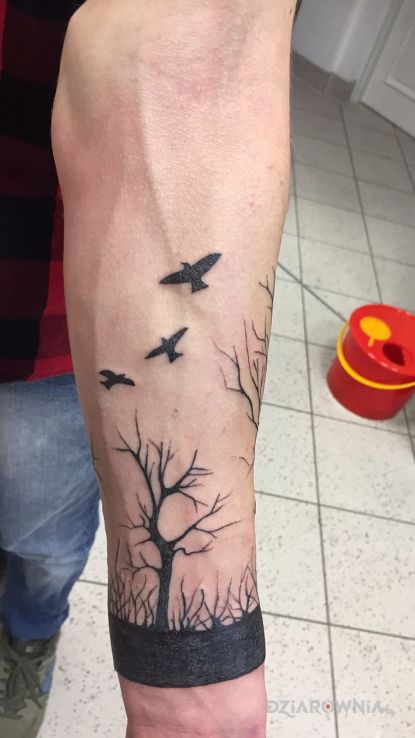 Tatuaż las w motywie rękawy na nadgarstku