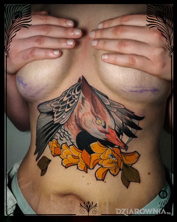 Tatuaż nurogęś w motywie natura i stylu oldschool pod piersiami (underboob)