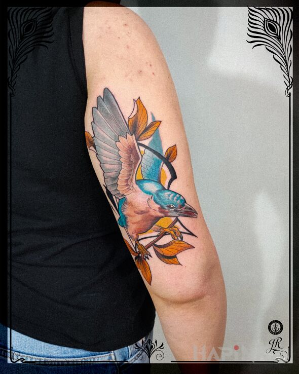Tattoo Zimorodek in animals motif and neo-traditional style on the upper arm