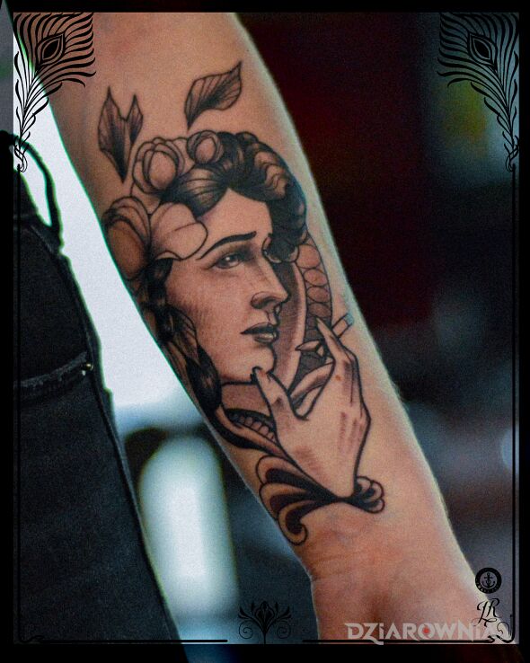 Tatuaż baba z cygorem w motywie twarze i stylu oldschool na przedramieniu